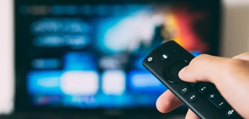 Téléviseur allumé dans un salon illustrant les audiences record du rugby