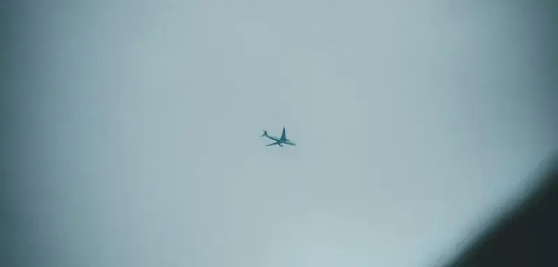 Petit avion volant dans un ciel nuageux