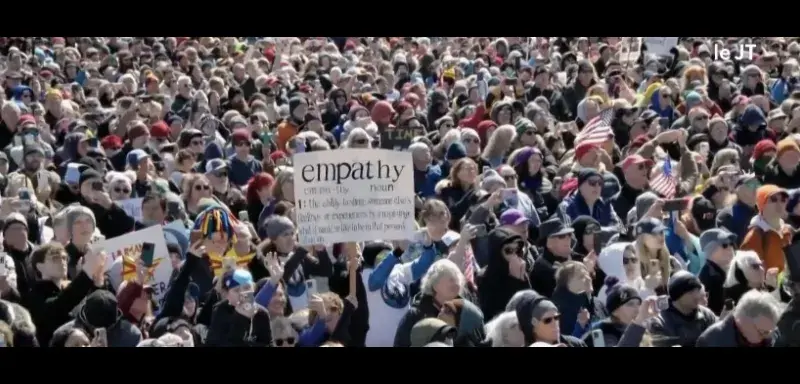 Manifestants défilant lors des protestations « No Kings » contre Donald Trump aux États-Unis