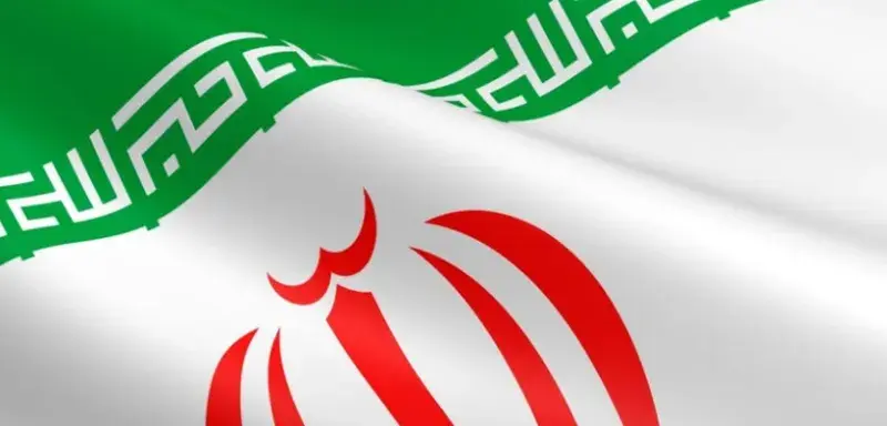 Drapeau iranien flottant, symbole des tensions entre Téhéran et les pays occidentaux