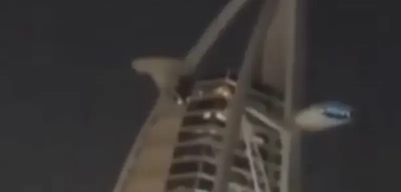 Le Burj Al Arab de Dubaï touché par une frappe de drone iranien
