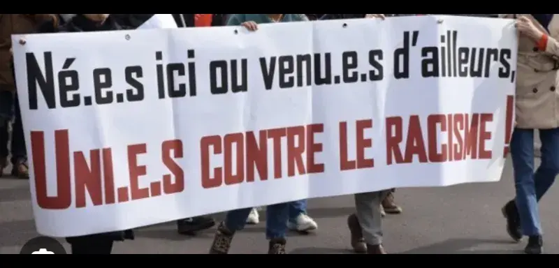 Manifestants rassemblés place de la Comédie à Montpellier lors de la marche contre le racisme du 14 mars