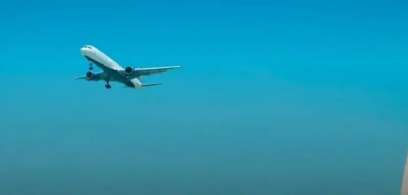 Illustration de la crise aérienne mondiale avec fermeture des espaces aériens au Moyen-Orient