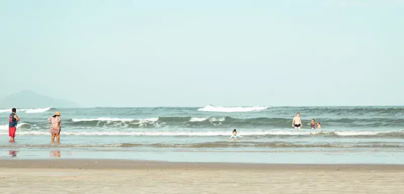 Vue ensoleillée d'une plage française accueillant des familles