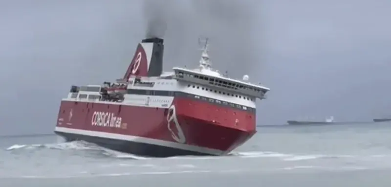 Le ferry Jean Nicoli de Corsica Linea secoué par un fort roulis à l'entrée du port de Béjaïa