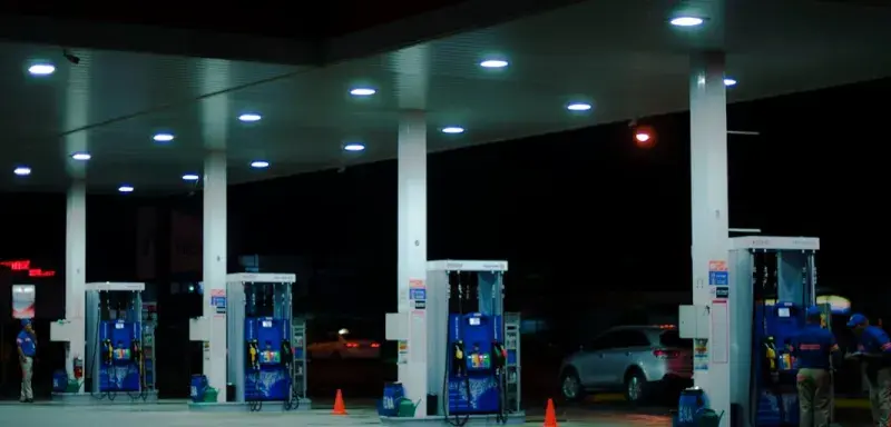 Station-service avec pompes à essence bleues et blanches