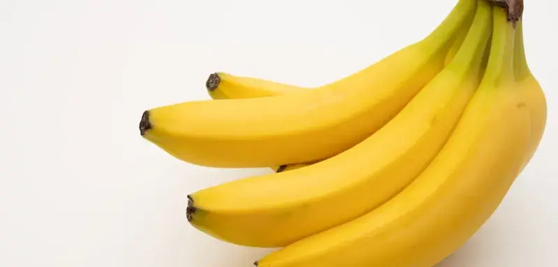 Des bananes sur une table