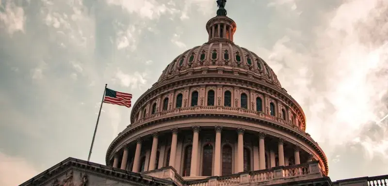 Le dôme du Capitole américain sous un ciel nuageux