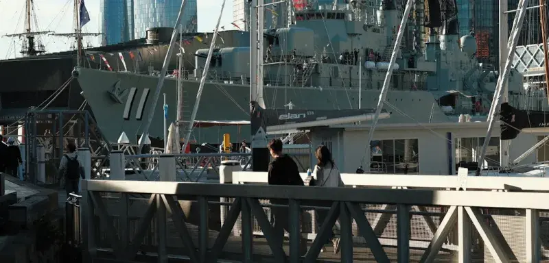 Navires de guerre modernes symbolisant l'évolution technologique militaire