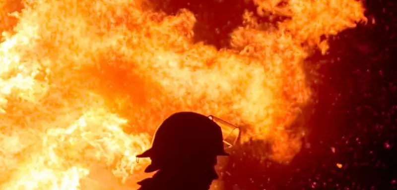 Un pompier intervenant sur un incendie