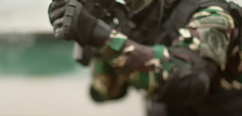 Soldat en tenue de camouflage avec équipement militaire illustrant l'IA de défense