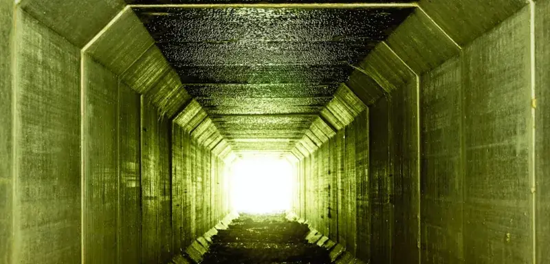 tunnel au mur peint en vert