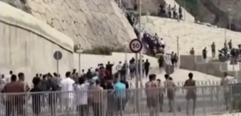Migrants tentant de rejoindre l'enclave espagnole de Ceuta depuis le Maroc