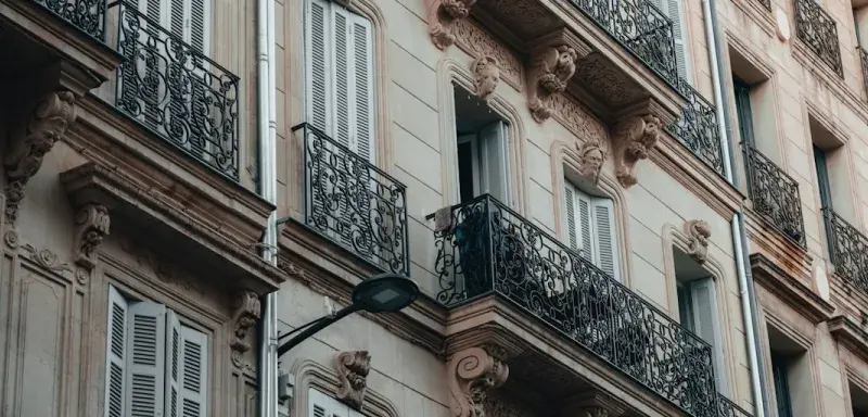 Immeuble résidentiel français — APL, prêt immobilier et prix du gaz en juillet 2026