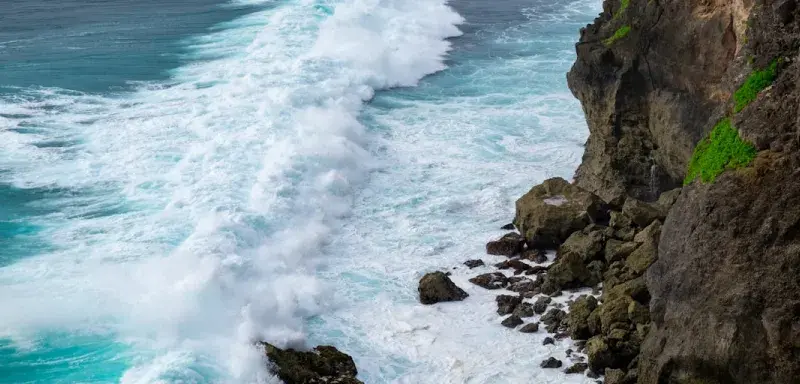 Une grande vague s'écrasant contre le rivage d'une falaise