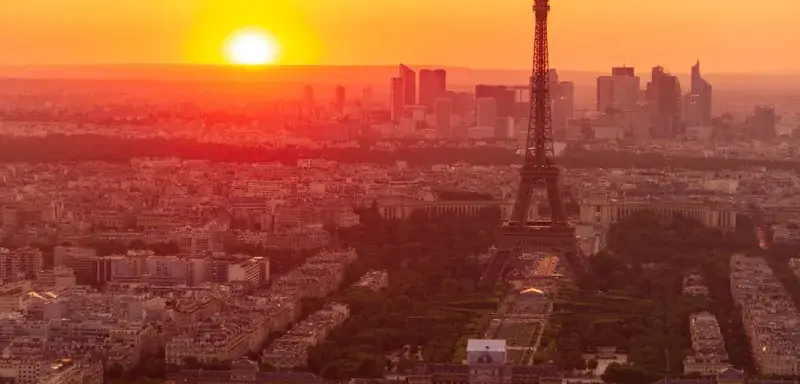 Tour Eiffel à Paris pendant le coucher du soleil