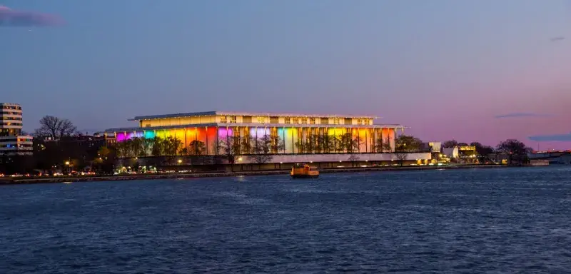 Le Kennedy Center illuminé la nuit au bord du fleuve Potomac à Washington