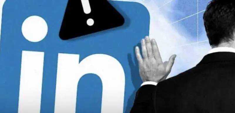 Interface LinkedIn avec bouton de signalement de contenu généré par intelligence artificielle