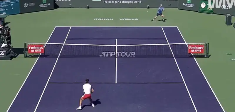 Joueur de tennis célébrant une victoire sur le court