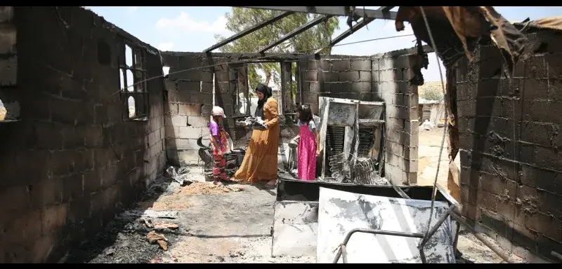 Le communiqué européen évoque également « des niveaux sans précédent de violences commises par des colons contre des civils » et « de sérieuses restrictions imposées à l’économie palestinienne ». Mais ces formules édulcorées ne disent ni la faim, ni la peur, ni l’asphyxie.  Dans les villages de Cisjordanie, les colons israéliens – souvent armés et protégés par l’armée – mènent une guerre d’usure quotidienne. Ils bloquent les routes, incendient les oliveraies, envahissent les pâturages, et surtout assiègent 