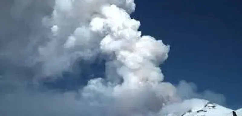 L’Etna, plus grand volcan actif d’Europe, est entré en éruption, offrant un spectacle fascinant mais semé d’incertitudes pour la Sicile.