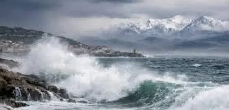 La tempête Harry secoue la Méditerranée, causant dégâts, victimes et perturbations entre France, Italie et Maghreb.