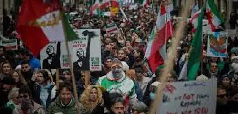 Reza Pahlavi, héritier de la dynastie renversée, appelle à trois jours de protestations en Iran, ravivant les espoirs d’un changement depuis l’exil.