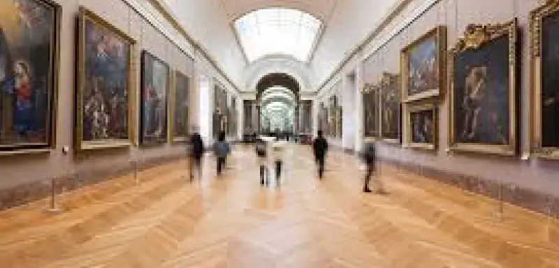 Les faits sont simples, glaçants : entre 9 h 30 et 9 h 40, en plein cœur de Paris, sous les yeux des premiers visiteurs, les voleurs ont dérobé des bijoux du XIXᵉ siècle