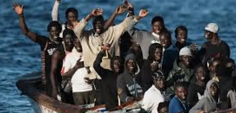 Les arrivées de migrants irréguliers en Espagne ont chuté de 42 % en 2025, un tournant majeur pour les routes méditerranéennes.