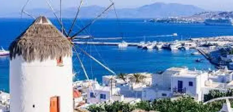 Au cœur de la mer Égée, Mykonos incarne à elle seule la renaissance du tourisme grec. Longtemps perçue comme un simple décor de carte postale, l’île est devenue l’un des visages les plus éclatants de la Méditerranée