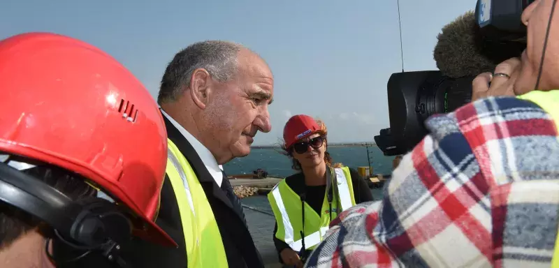 André Lubrano, questeur de la Région, en charge des ports de pêche, des ports de commerce, de la pêche et de la conchyliculture, a présenté hier les deux grands chantiers en cours. (© Région Languedoc-Roussillon)