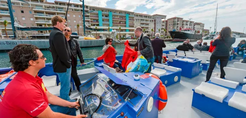 Avec le plaisir de la navigation du canal maritime de Sète jusqu'au pied du Mont Saint Clair, ce sont 10 000 voitures qui sont laissées au garage pendant la saison. (© Thau Agglo)