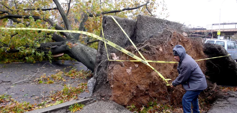 Selon un bilan provisoire donné mardi par les autorités des Etats touchés, plus d'une trentaine de personnes ont perdu la vie... (Xinhua)