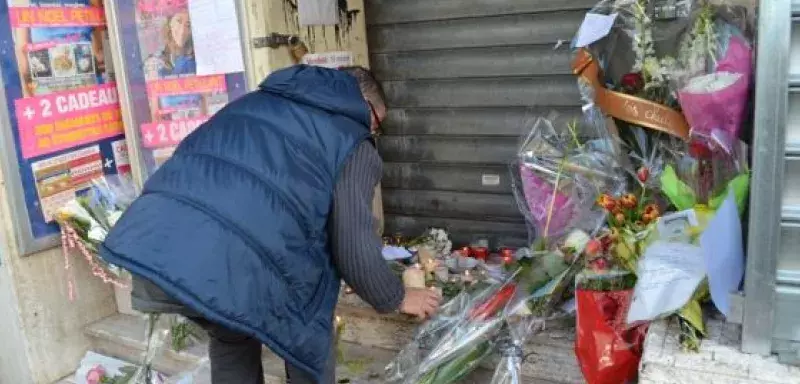  De nombreuses personnes sont venues déposer des gerbes de fleurs blanches... (DR)