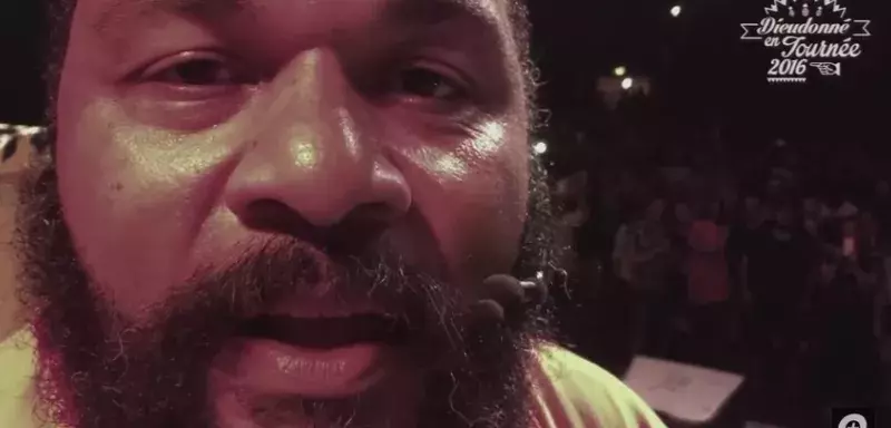 ''Dans ton cul'', a lancé Dieudonné dans une séquence filmée au Zénith Sud à l'adresse du maire de Montpellier et du Premier ministre du gouvernement français. (Capture d'écran)