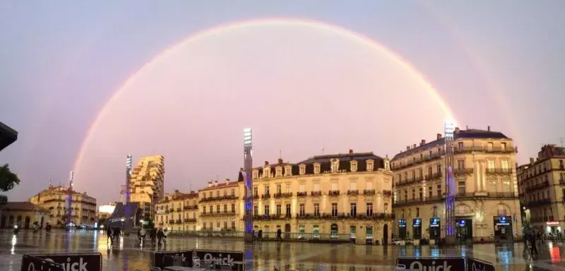 Double arc-en-ciel sur la place de la Comédie, à Montpellier (Twitter/@ZoeDiamant)