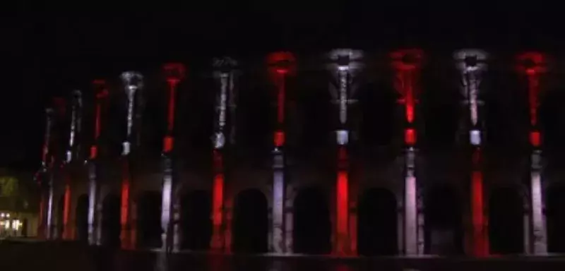 Petit retour en images sur les illuminations de la ville de Nîmes qui s'est parée pour ces fêtes de fin d'année de rouge et blanc ! (Capture d'écran TV Sud)