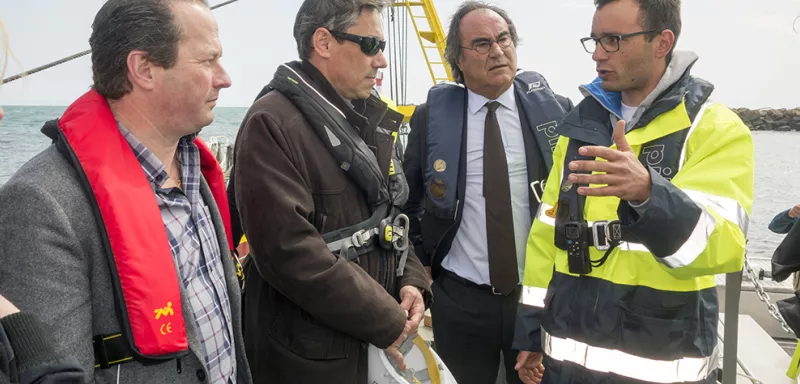 Le président de la communauté d'agglomération du bassin de Thau, sénateur maire de Sète François Commeinhes, ainsi que le maire de Marseillan, vice-président de la CABT délégué à l'économie, Yves Michel, ont assisté à la mise en place de cette barge.