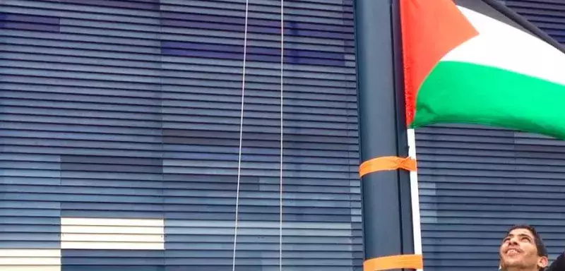 A l'issue de cette action, les manifestants ont symboliquement hissé le drapeau palestinien sur l'Hôtel de Ville de la capitale du Languedoc-Roussillon. (DR) 
