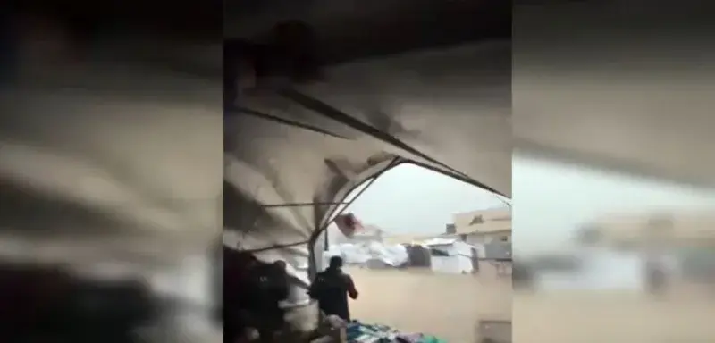 Tentes de réfugiés sous la pluie - Crise humanitaire à Gaza