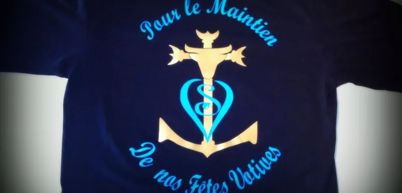 « Pour le maintien de nos fêtes votives », pourra lire le préfet au dos de ce t-shirt floqué d'une tête de taureau et d'une croix camarguaise.