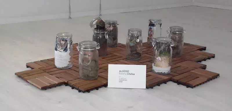 In and Out de l'Algérienne Fatima CHAFAA (2008), une installation qui questionne la condition féminine