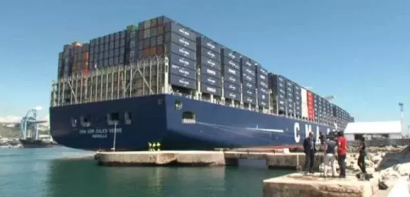 396 mètres de long, 54 mètres de large, une capacité de 16 000 conteneurs équivalent vingt pied... Un géant (PACA)