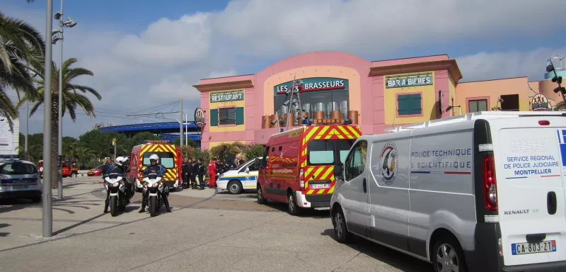 Les armes ont parlé cet après-midi, dans la brasserie Les 3 Brasseurs, où les secours du SDIS 34 et la police sont vite arrivés. (© HL/SDIS34)