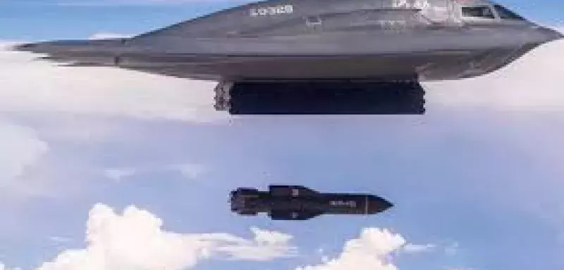 Tout ce beau monde semble fasciné, hypnotisé même, par ce monstre d’acier. On parle de la GBU-57 comme on parlerait d’un mythe — une arme qui traverse 60 mètres de roc comme d’autres font un plongeon à la piscine. L’ambiance est grave, les regards sont sérieux… mais tout cela sonne creux. La guerre est là, les tensions montent, Trump souffle le chaud et le froid sur une possible intervention aux côtés d’Israël, et pendant ce temps, on théorise. On scénarise. On scénographie. Comme s’il s’agissait d’un block