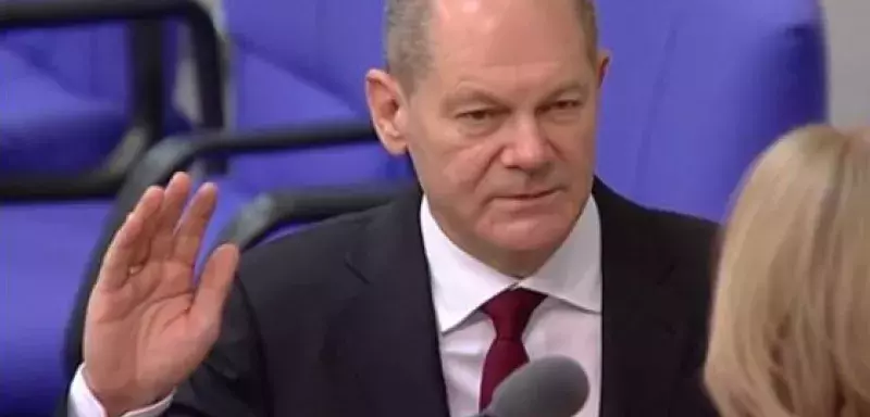 Âgé de 63 ans, ce membre du SPD a été ministre du Travail et des Affaires sociales dans le premier gouvernement de coalition de Mme Merkel à la fin des années 2000