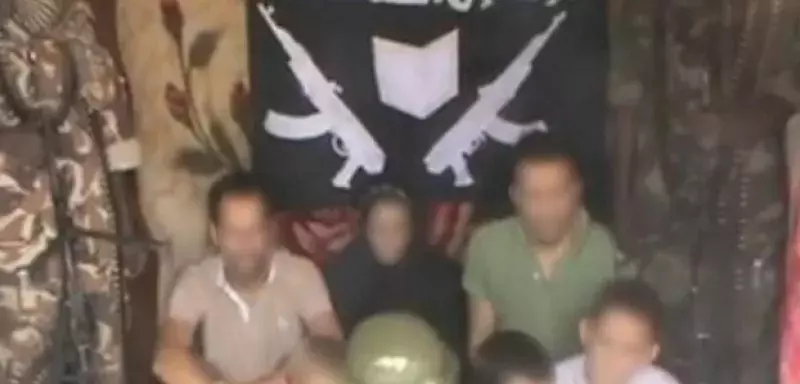 Dans cette vidéo, Tanguy Moulin-Fournier, le père de la famille française enlevée le 19 février au Cameroun lit un texte de l'organisation Boko Haram. (Capture d'écran)