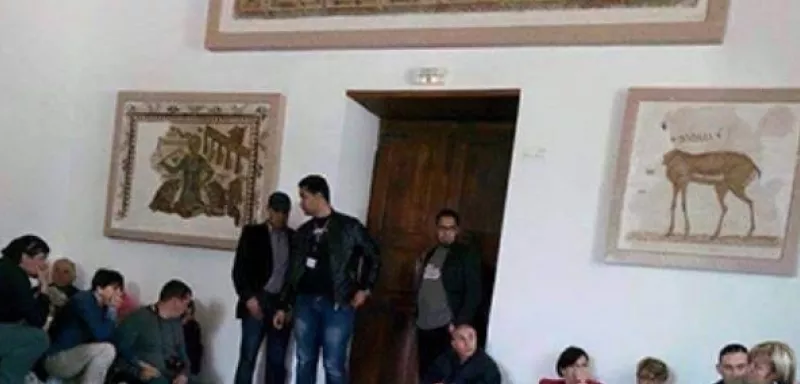 L'attaque avait commencé par une fusillade qui avait visé des touristes arrivant en car devant le musée... (DR)