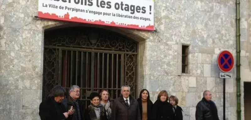 « Libérons les otages ! », peut-on lire sur la bâche dévoilée cet après-midi, à 14h, sur le fronton de l'hôtel de Ville de Perpignan, par le maire Jean-Marc Pujol (UMP) et son équipe. (© Ville de Perpignan)