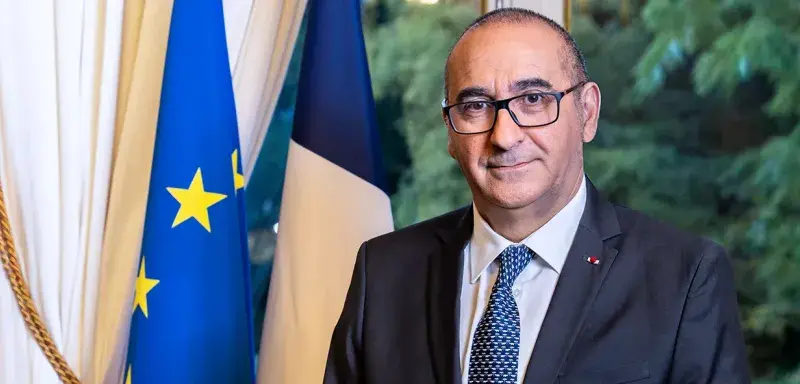 Laurent Nuñez a choisi ses mots avec soin, mais le message est sans ambiguïté. Interrogé par Le Parisien, il a reconnu que la méthode de confrontation, privilégiée jusqu’ici, a conduit dans une impasse